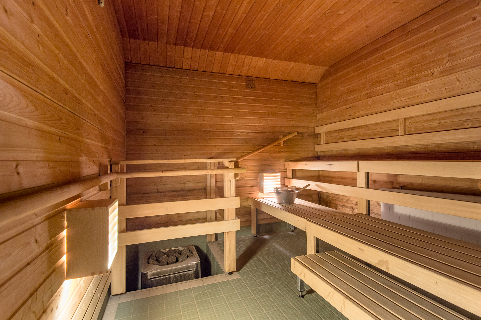 04Sauna jossa on puiset lauteet